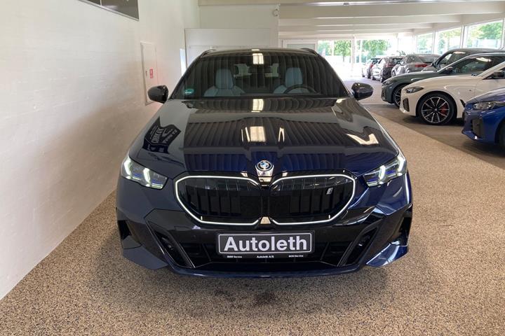 Blå BMW i5 fra 2025