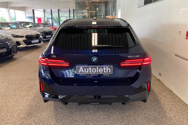 Blå BMW i5 fra 2025