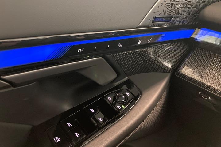 Blå BMW i5 fra 2025