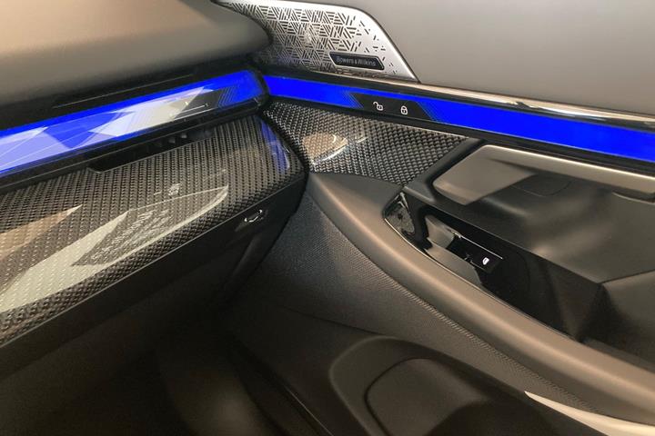 Blå BMW i5 fra 2025