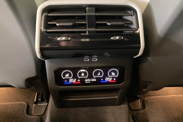 Blå BMW i5 fra 2025