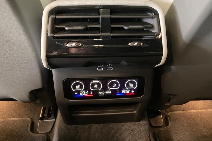 Blå BMW i5 fra 2025