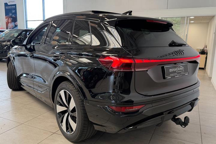 Sort Audi Q6 e-tron fra 2025