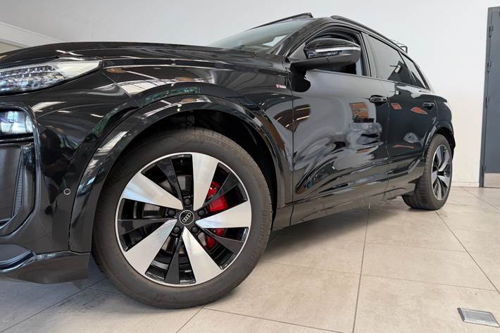 Sort Audi Q6 e-tron fra 2025