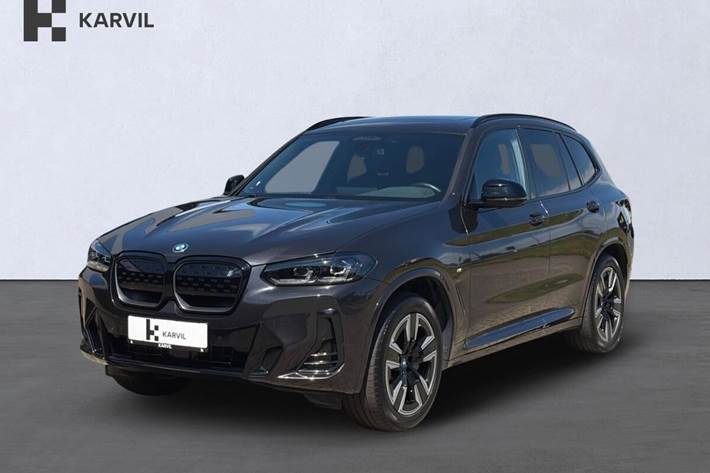 Grå BMW iX3 fra 2024 set udefra