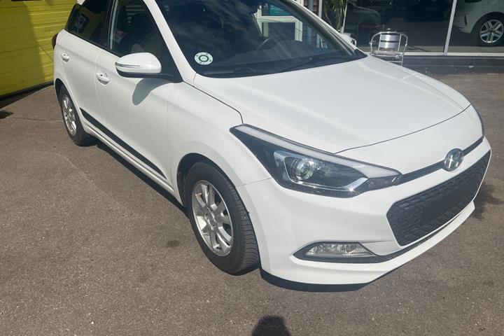 Hvid Hyundai i20 fra 2016