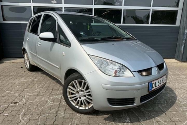 Sølv Mitsubishi Colt fra 2006 set udefra