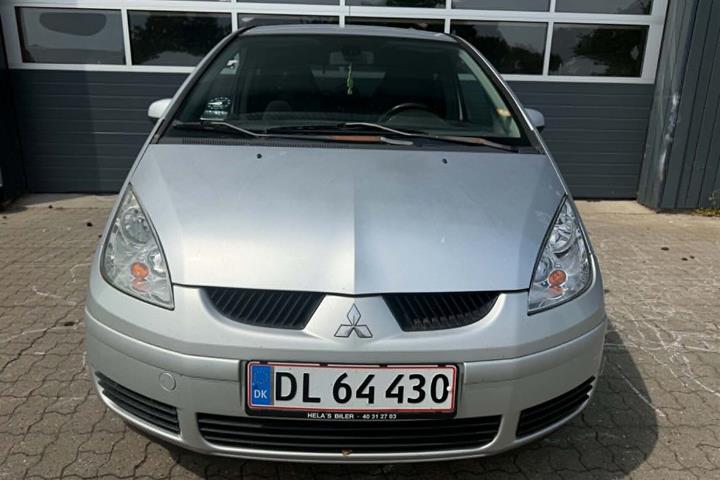 Sølv Mitsubishi Colt fra 2006 set udefra