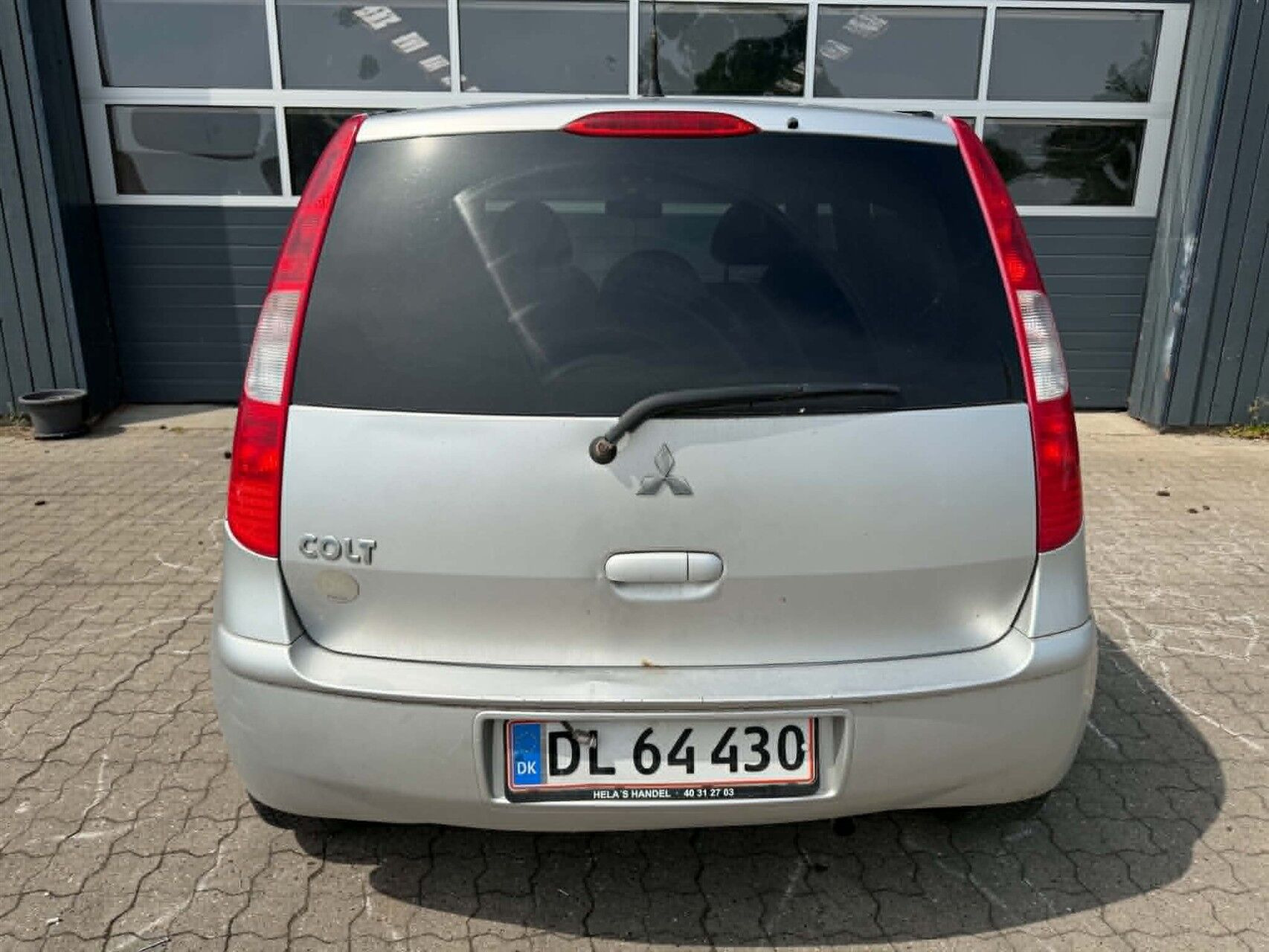 Sølv Mitsubishi Colt fra 2006 set udefra