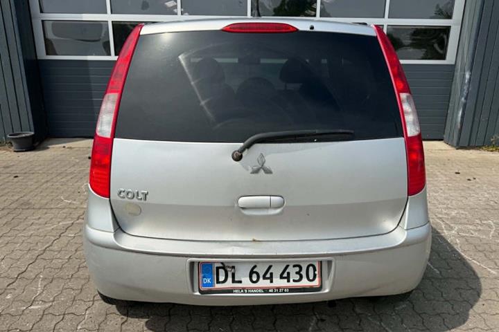 Sølv Mitsubishi Colt fra 2006 set udefra
