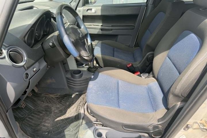 Sølv Mitsubishi Colt fra 2006 set indefra