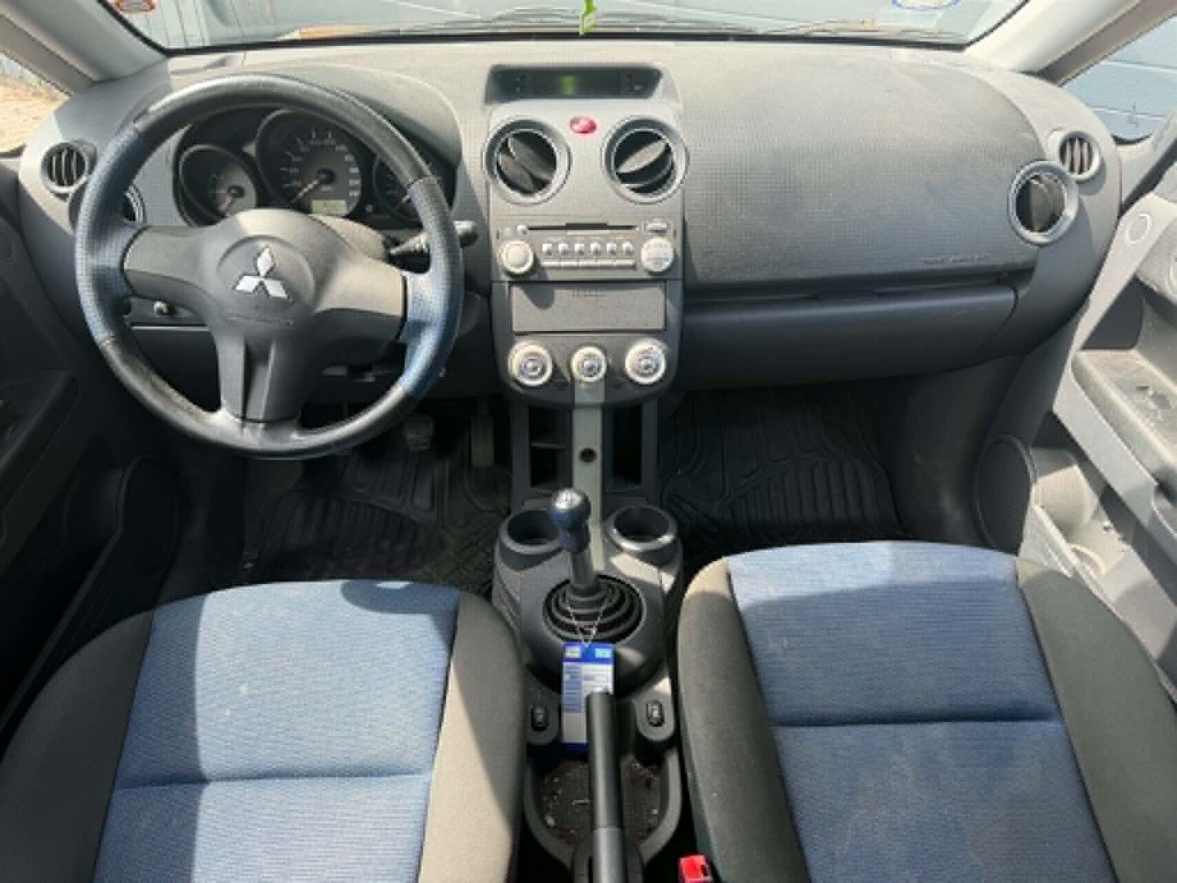 Sølv Mitsubishi Colt fra 2006 set indefra