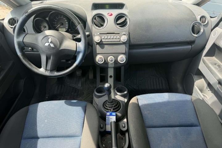 Sølv Mitsubishi Colt fra 2006 set indefra