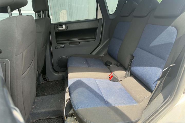 Sølv Mitsubishi Colt fra 2006 set indefra