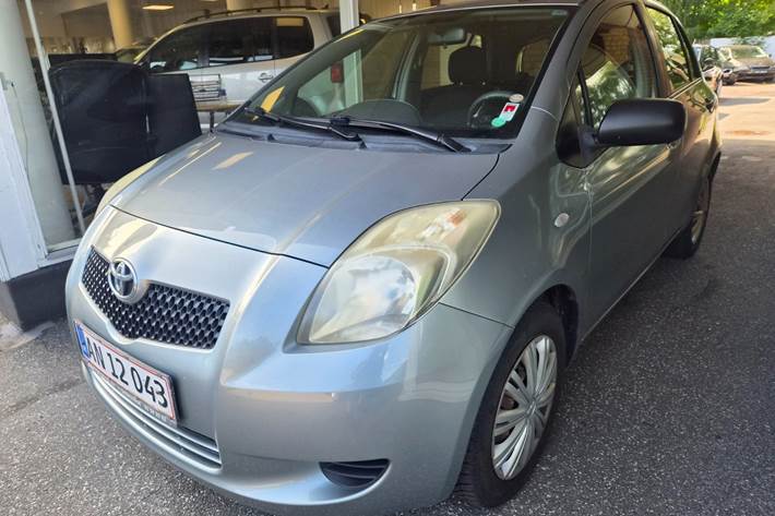 Sølv Toyota Yaris fra 2006 set udefra