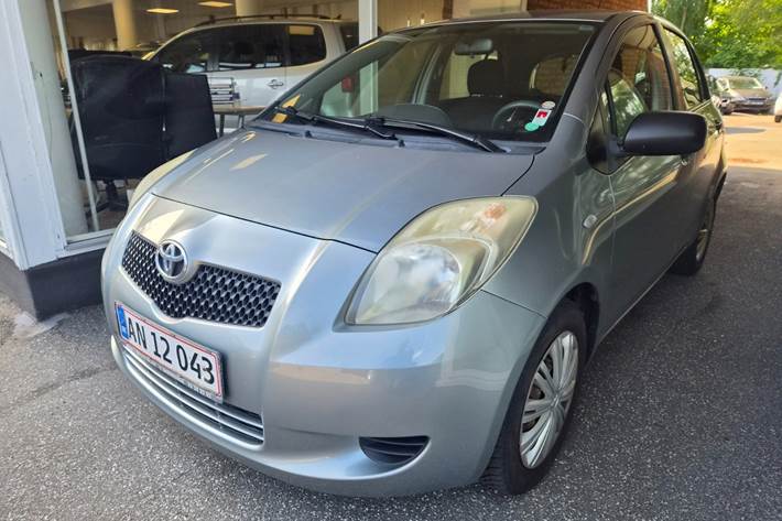 Sølv Toyota Yaris fra 2006