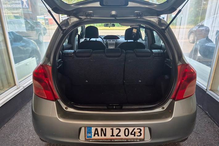 Sølv Toyota Yaris fra 2006