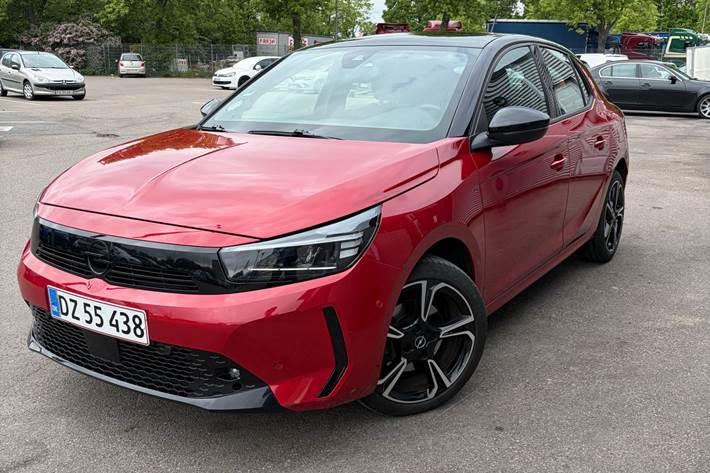 Rød Opel Corsa fra 2024