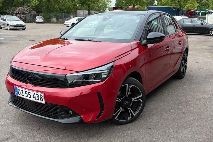 Rød Opel Corsa fra 2024 set udefra