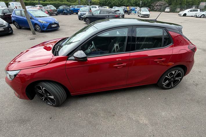 Rød Opel Corsa fra 2024
