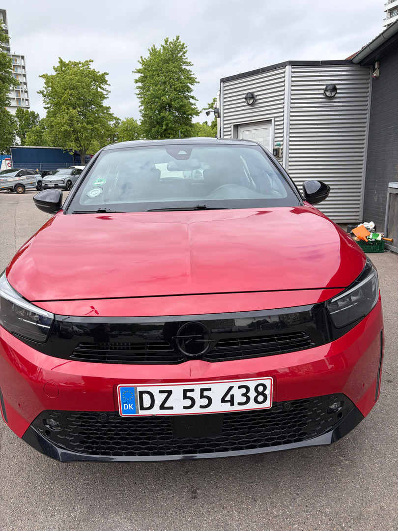 Rød Opel Corsa fra 2024