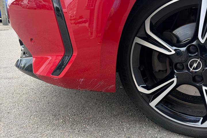Rød Opel Corsa fra 2024