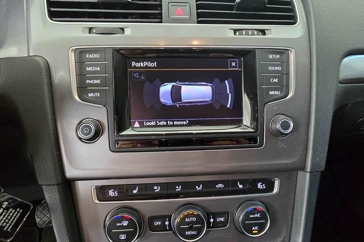 Hvid VW Golf VII fra 2015