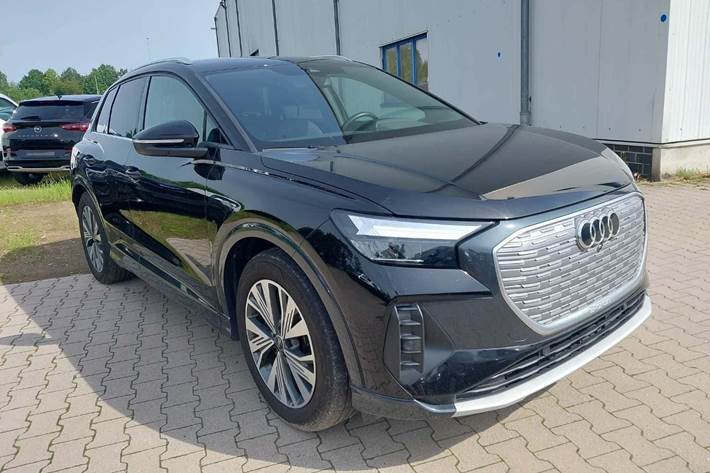 Sort Audi Q4 e-tron fra 2024 set udefra