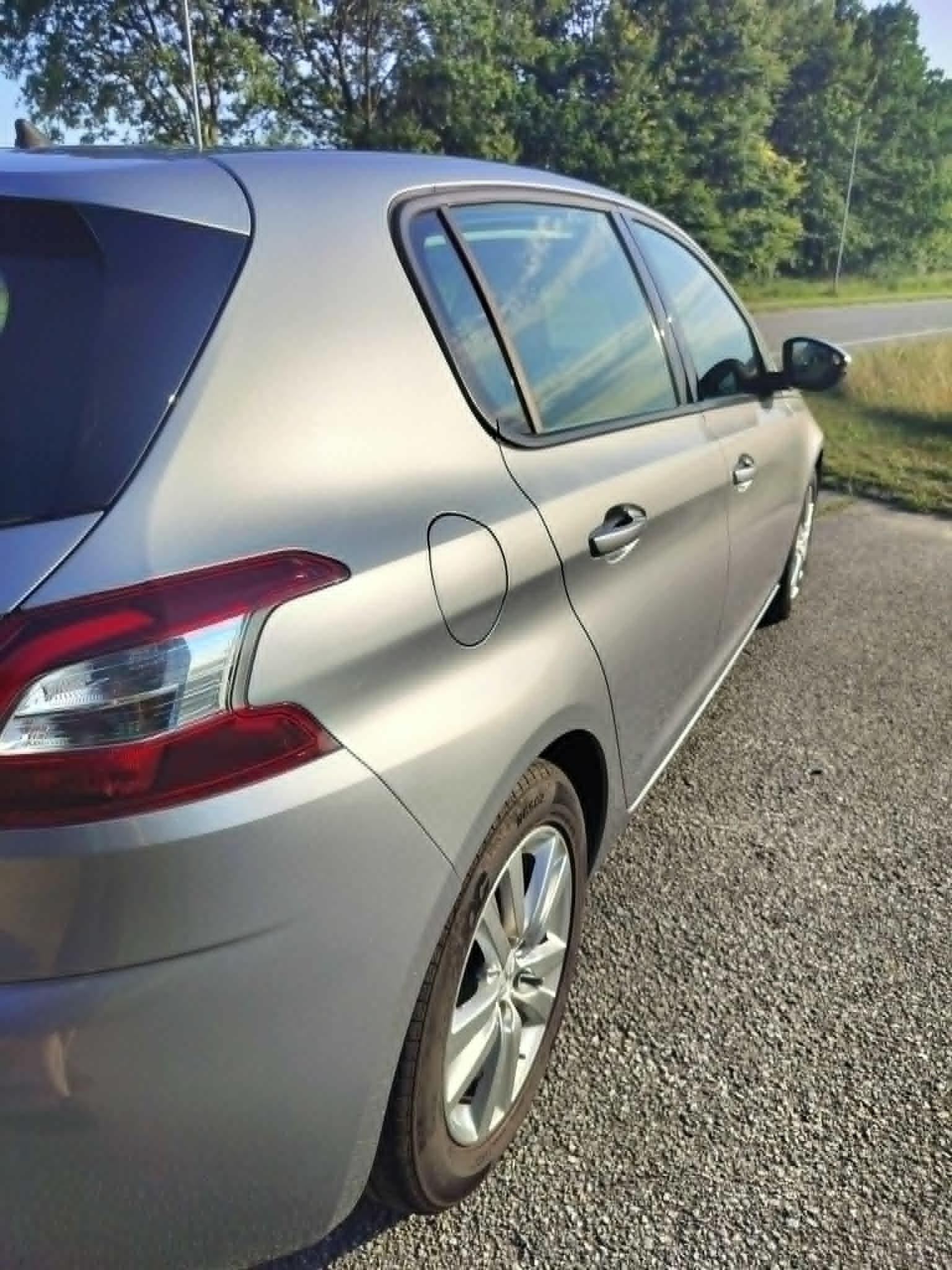 Grå Peugeot 308 fra 2015