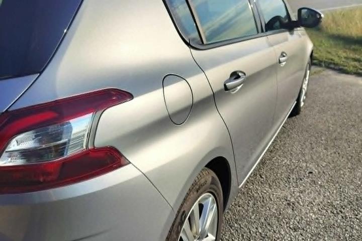 Grå Peugeot 308 fra 2015