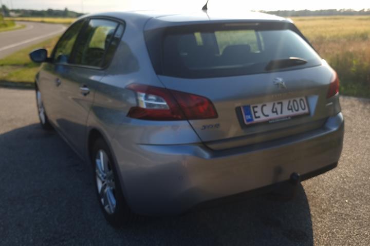 Grå Peugeot 308 fra 2015