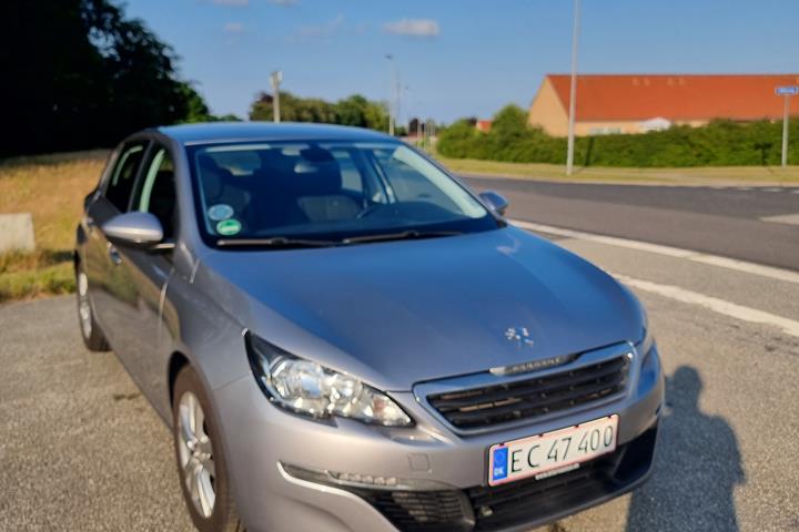 Grå Peugeot 308 fra 2015