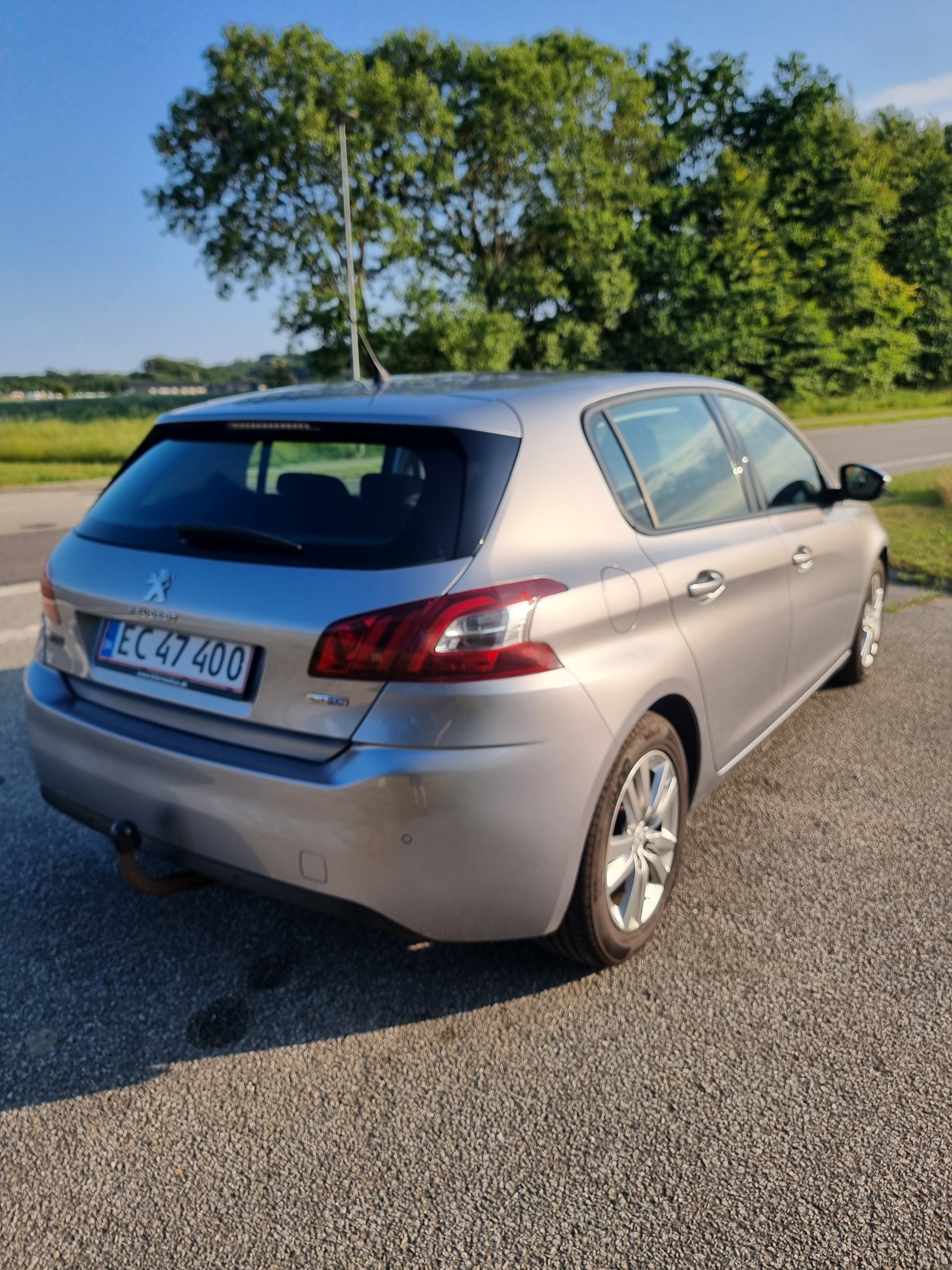 Grå Peugeot 308 fra 2015