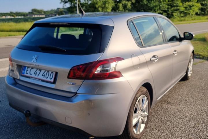 Grå Peugeot 308 fra 2015
