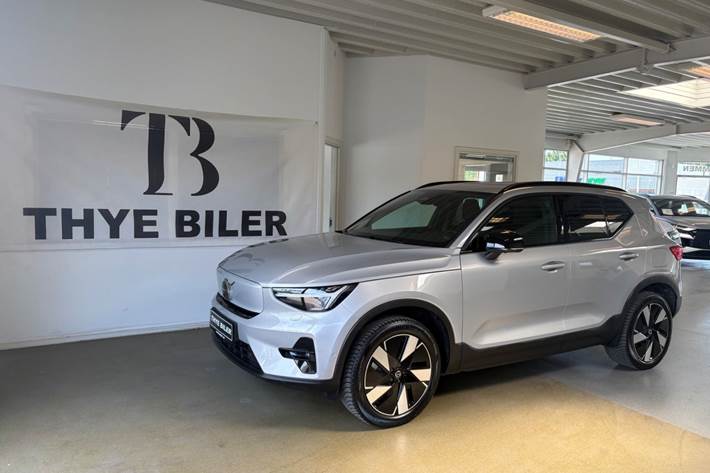 Sølv Volvo XC40 fra 2024 set udefra