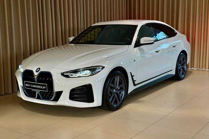 Hvid BMW i4 fra 2023 set udefra