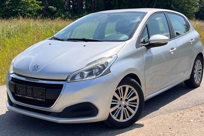 Sølv Peugeot 208 fra 2015 set udefra