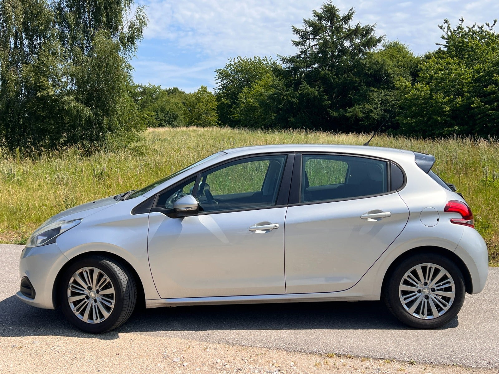 Sølv Peugeot 208 fra 2015