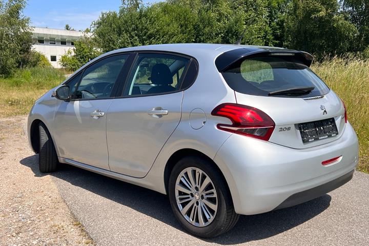 Sølv Peugeot 208 fra 2015