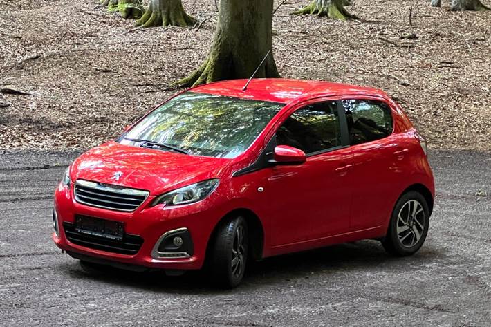 Rød Peugeot 108 fra 2020