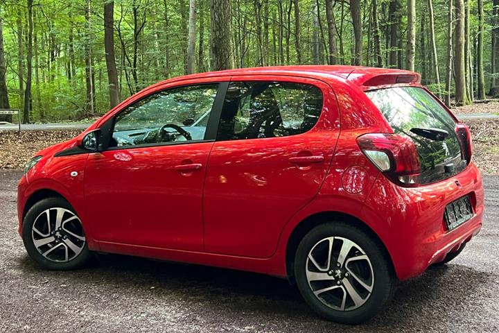 Rød Peugeot 108 fra 2020