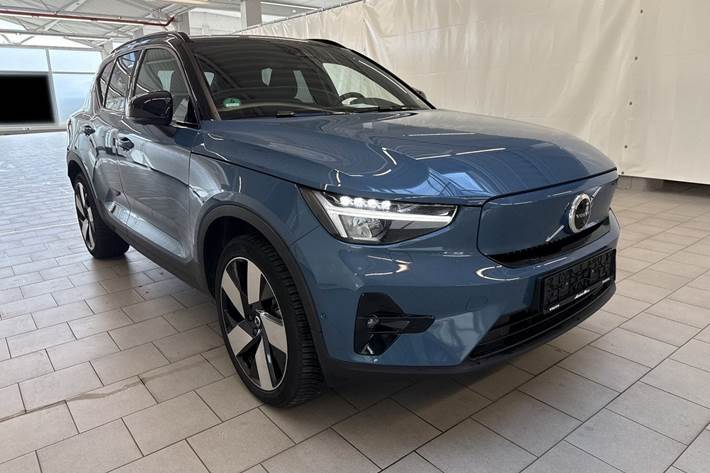 Blå Volvo XC40 fra 2023