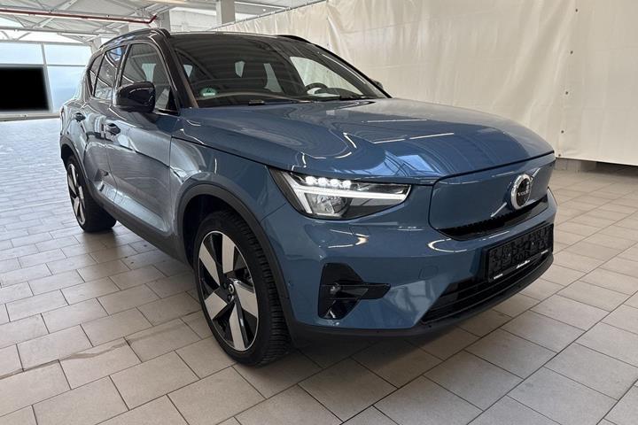 Blå Volvo XC40 fra 2023 set udefra