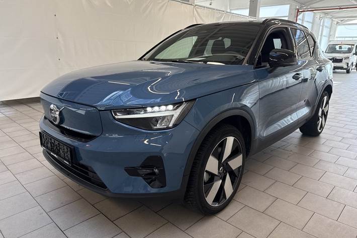 Blå Volvo XC40 fra 2023
