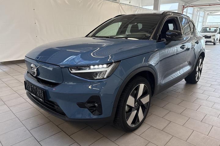 Blå Volvo XC40 fra 2023
