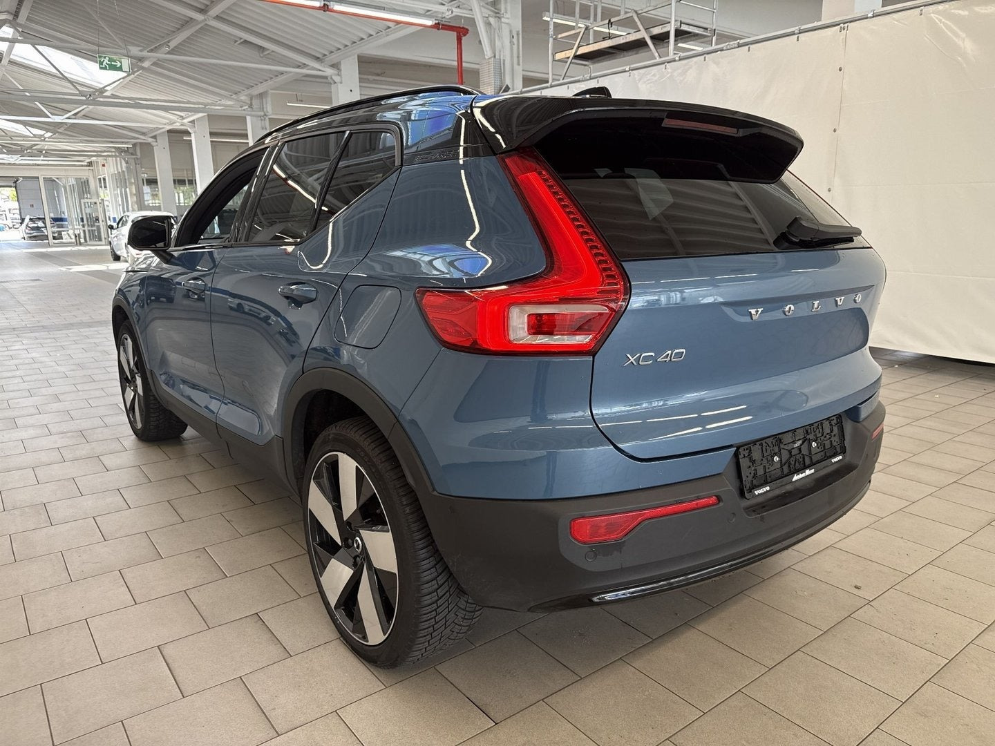 Blå Volvo XC40 fra 2023