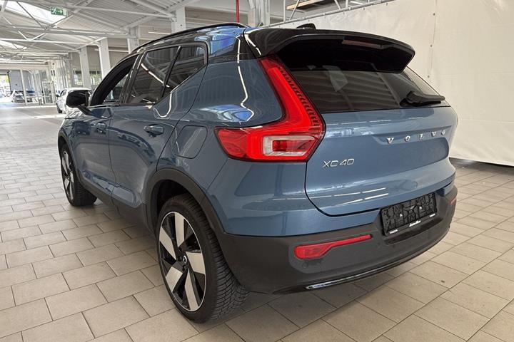 Blå Volvo XC40 fra 2023