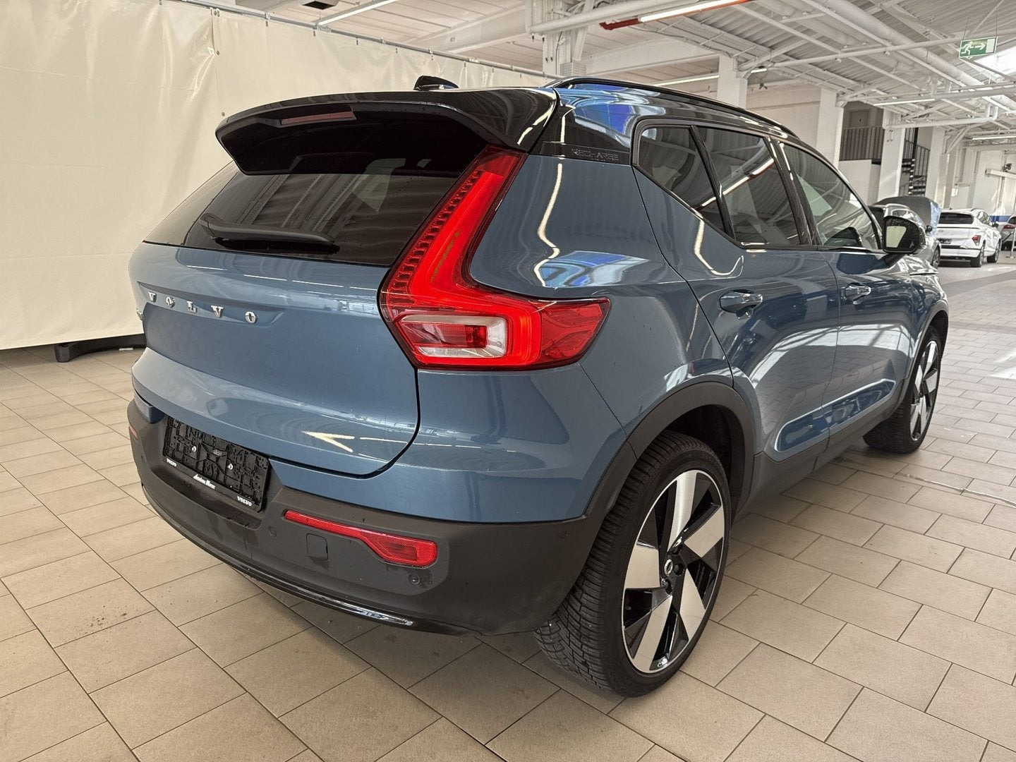 Blå Volvo XC40 fra 2023