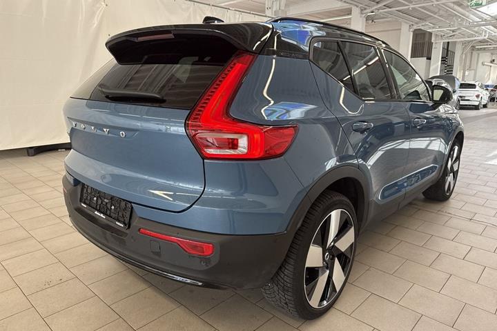 Blå Volvo XC40 fra 2023