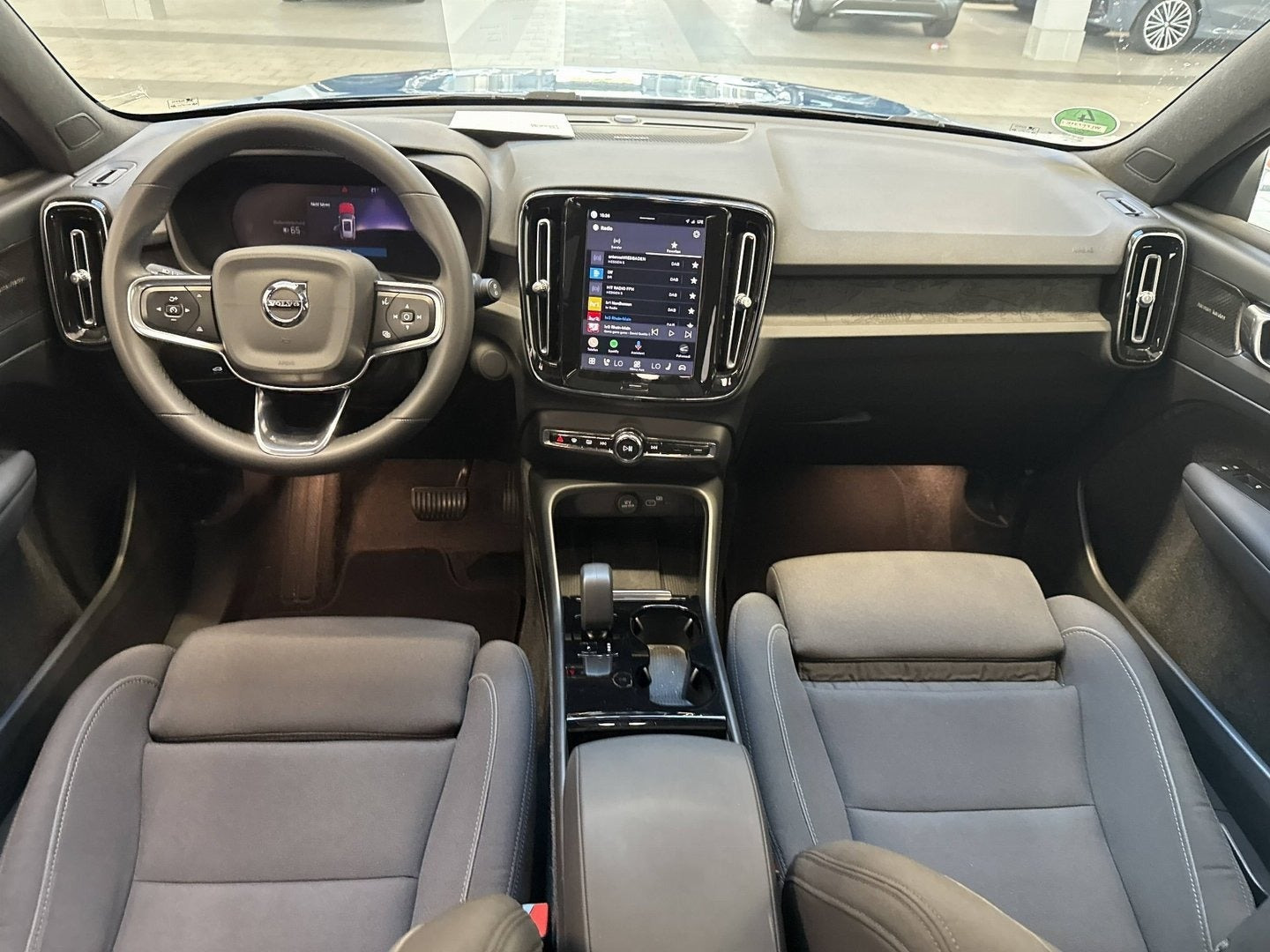 Blå Volvo XC40 fra 2023